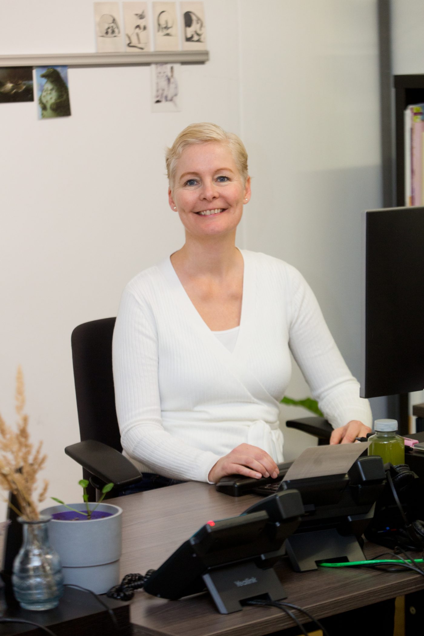 Lachende Pamela personeelslid op een bureaustoel